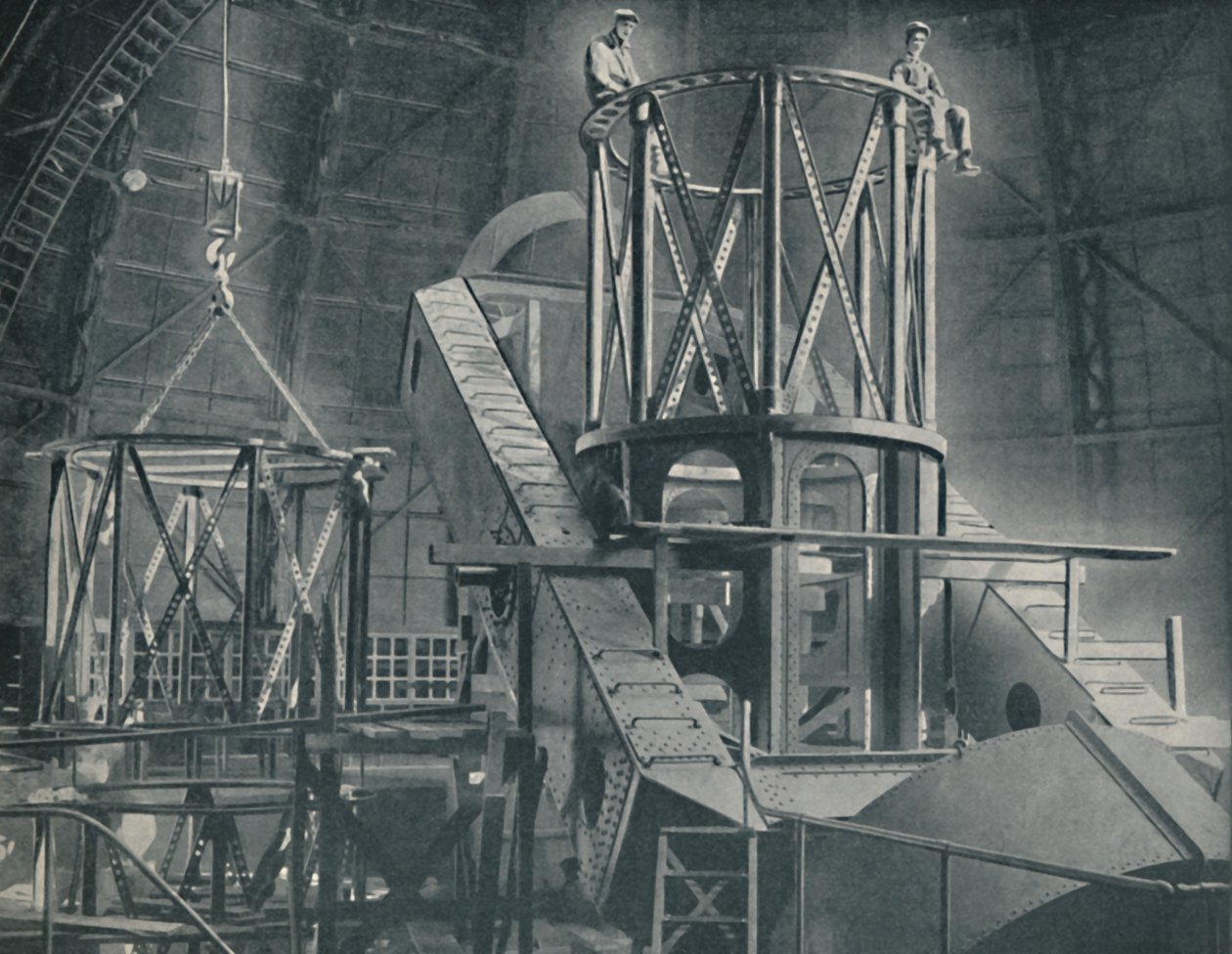 Sektion for sektion monterer Hookers-cylinderens enorme stålramme, c1935 af Unbekannt