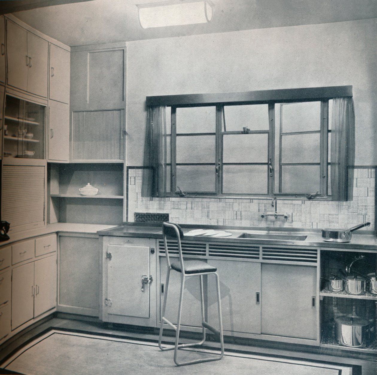 Udsnit af et lille køkken, designet af Mrs Darcy Braddell, 1935. af Unbekannt