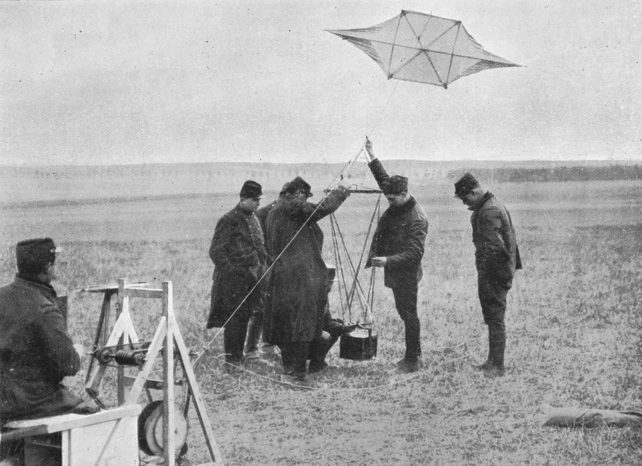 Sender en af de franske krigsdrager op, som et kamera er knyttet til, 1914, 1915 af Unbekannt