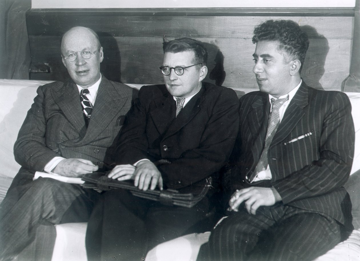 Sergei Prokofiev, Dmitri Shostakovich og Aram Khachaturian, russiske komponister, 1945 af Unbekannt