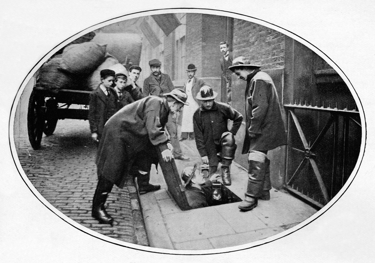 Kloakmænd går nedenfor, London, c1903 1903 af Unbekannt