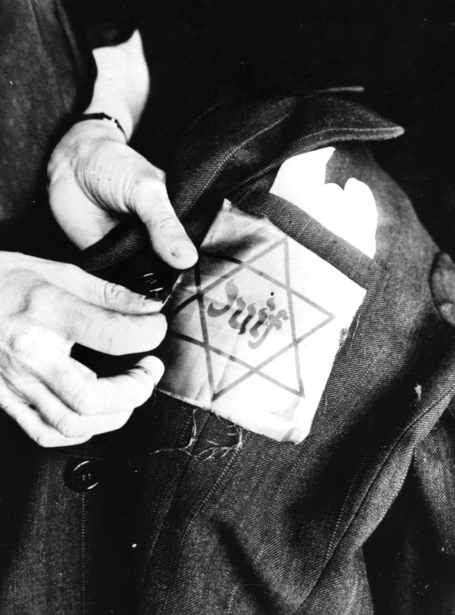 Sy den gule stjerne, der identificerer en jøde på en jakke, tysk-besatte Paris, 1942 af Unbekannt