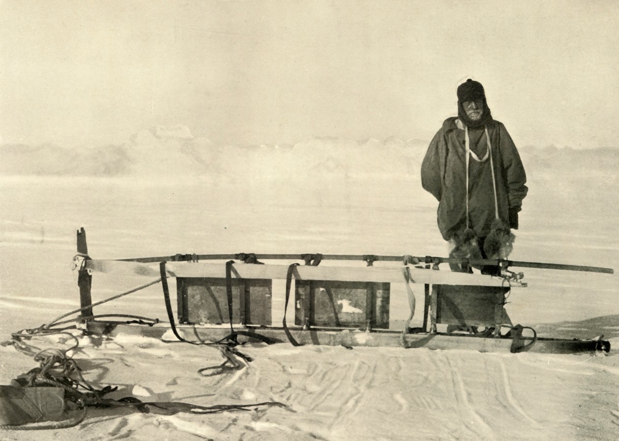 Shackleton stående ved Broken Southern Sledge, c1908, 1909. af Unbekannt