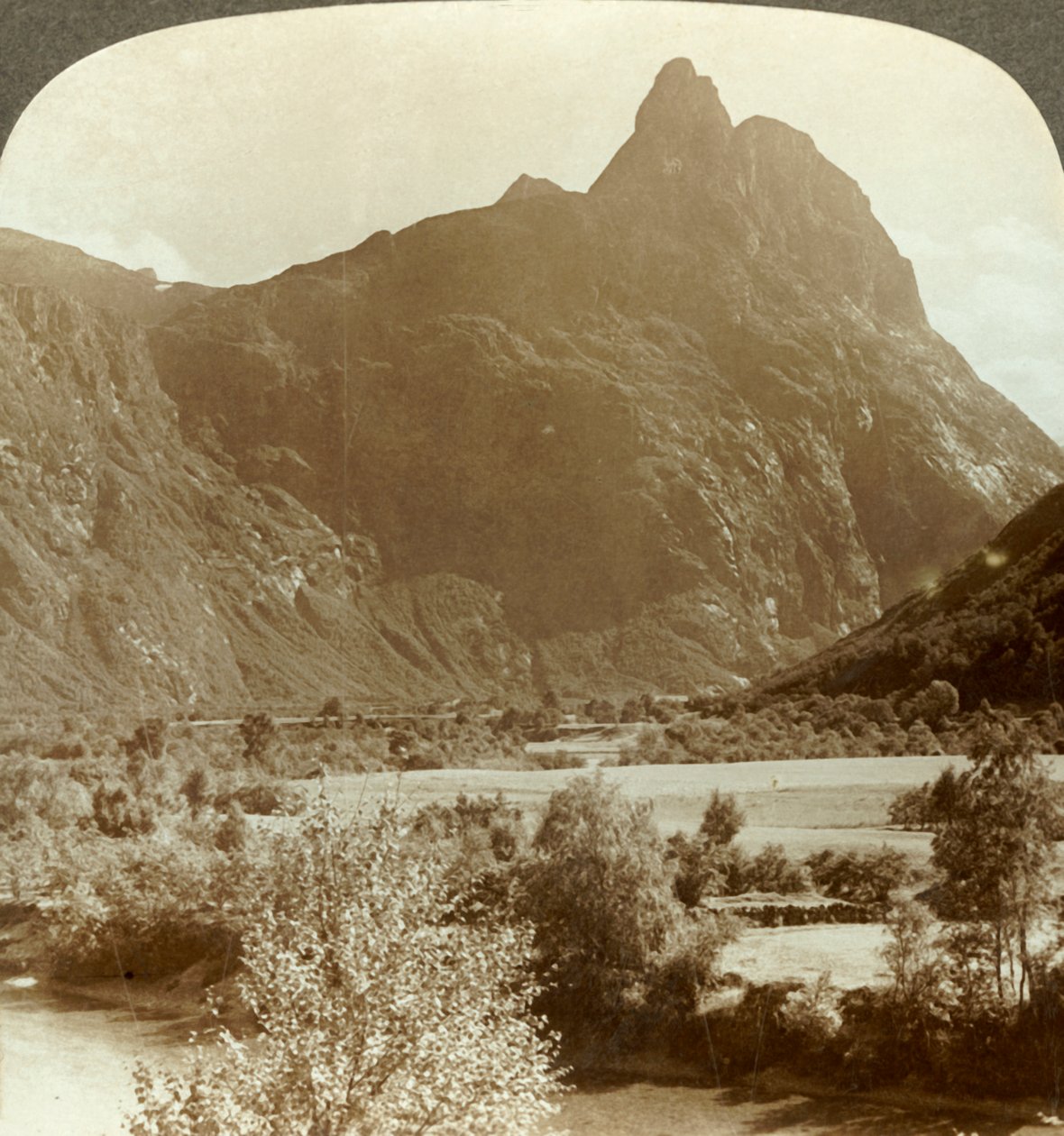 Skarpe tinder af Romdalshorns kronende bjergvæg over Rauma-floden, Norge, c1905. af Unbekannt