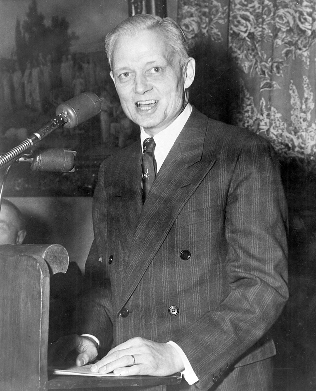 Sherman Adams 1899-1986, amerikansk politiker, der holder en tale af Unbekannt