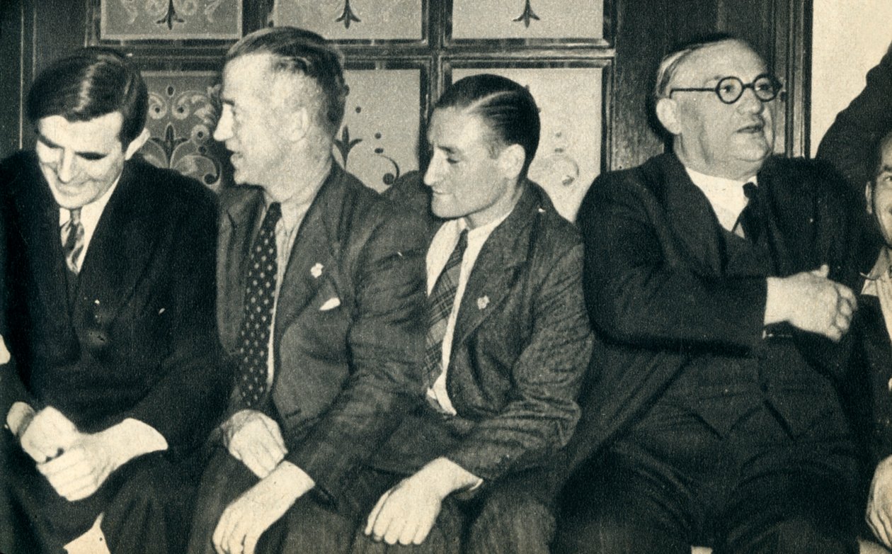 Skibskammerater i land. John G. Winant, Ernest Bevin, med handelssømænd, 1942 af Unbekannt