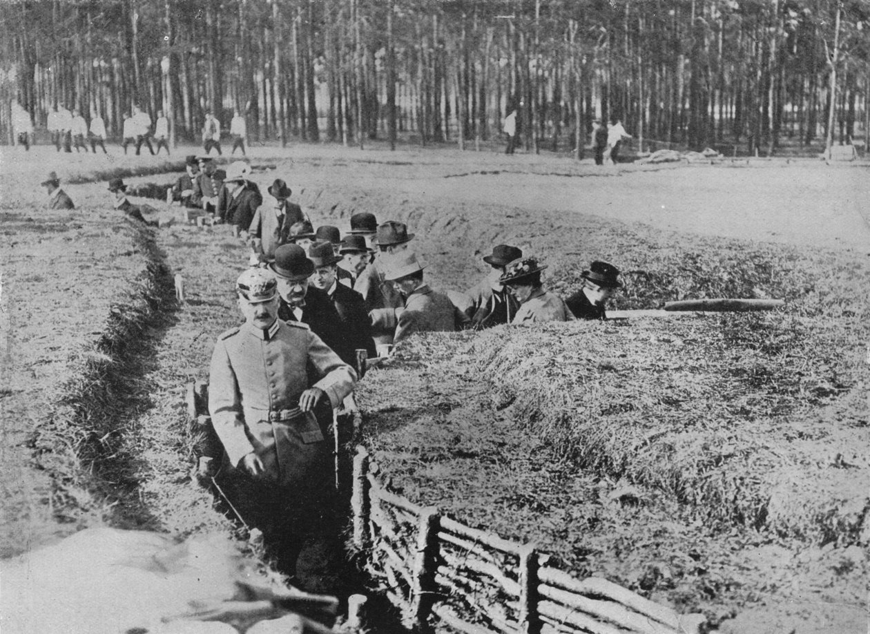 Viser civile rundt i udstillingsgravene i udkanten af Berlin, 1915 af Unbekannt