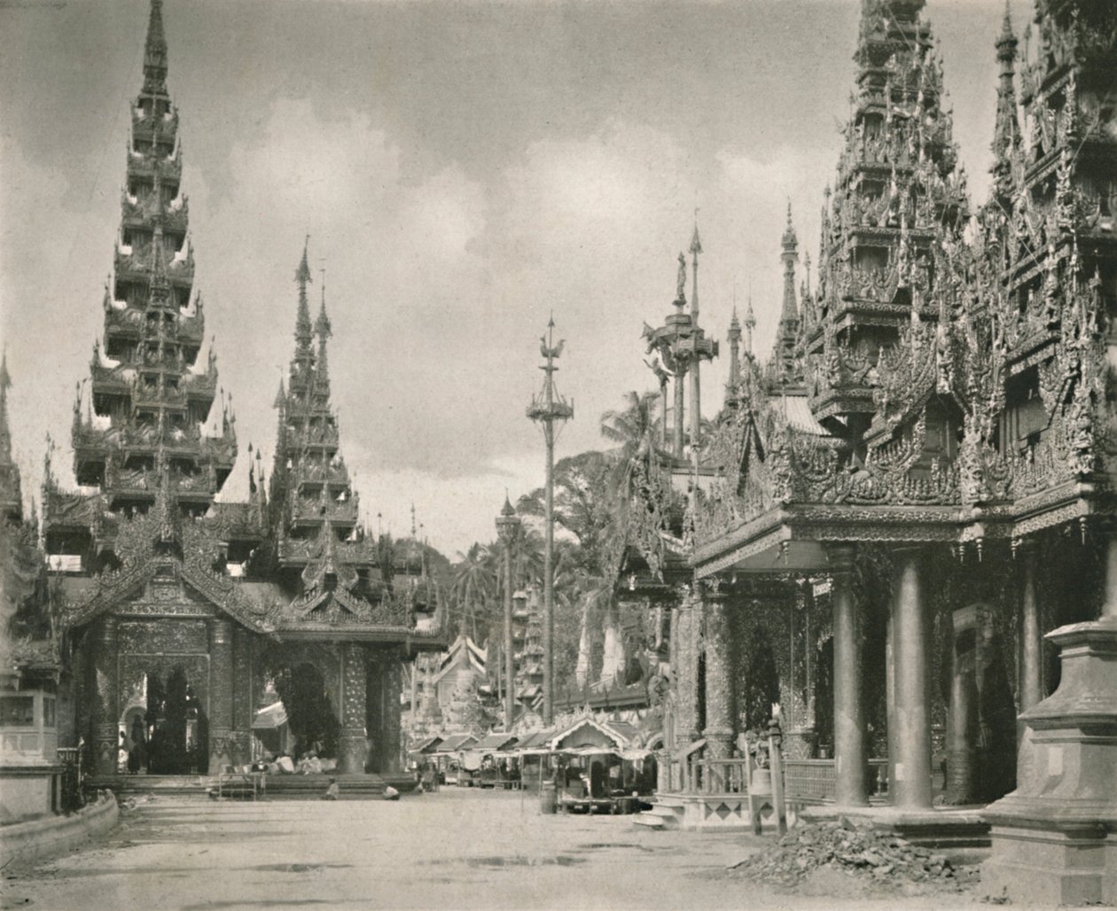 Helligdom for Den Store Klokke ved Shwedagon Pagoda, Yangon, 1900. af Unbekannt