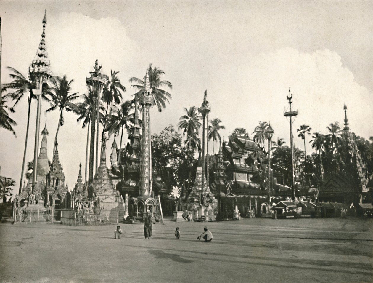 Helligdomme ved Shwedagon Pagoda, Yangon, 1900. af Unbekannt