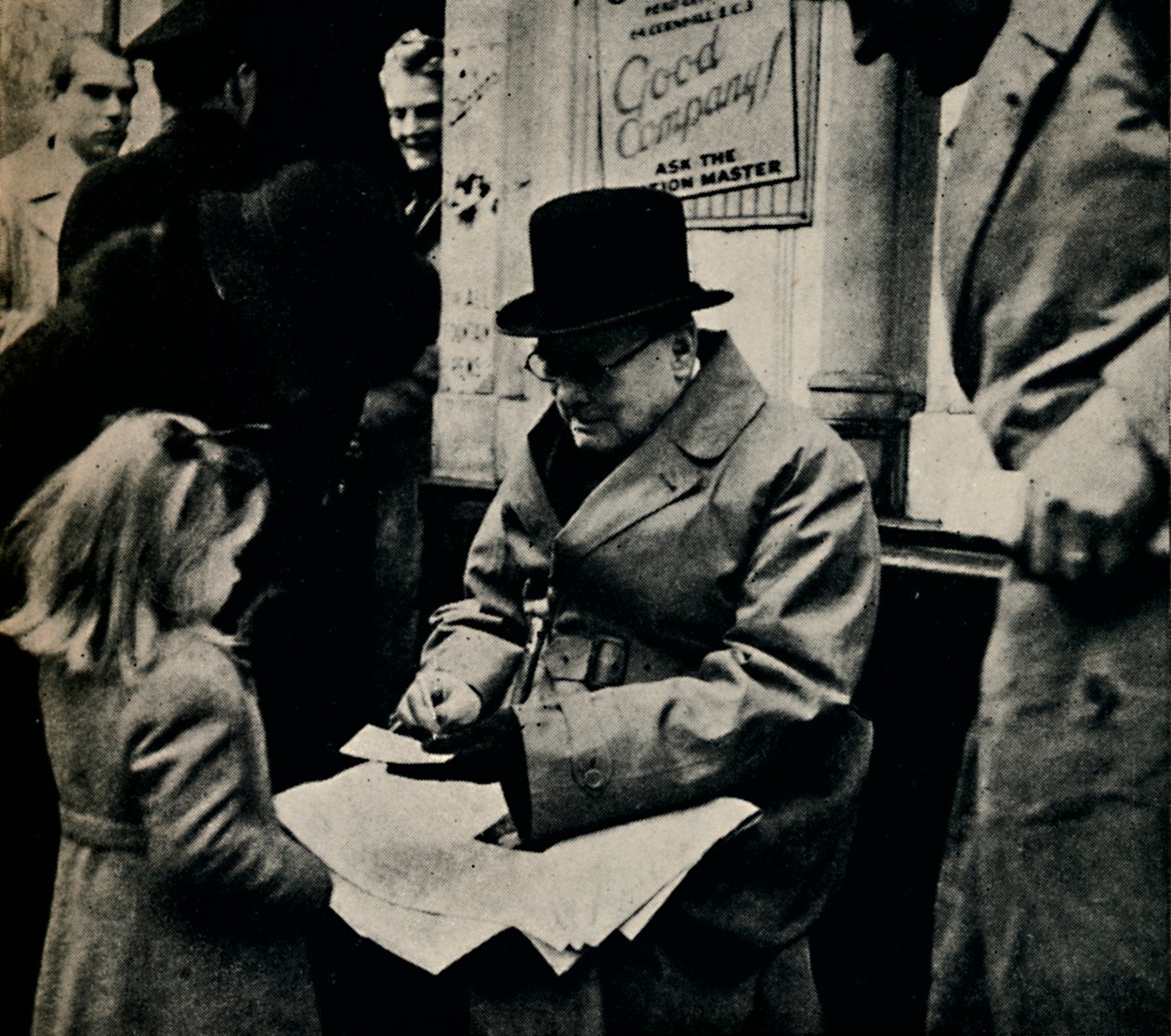 Underskriver autografer i Nordlandet, c1945. af Unbekannt