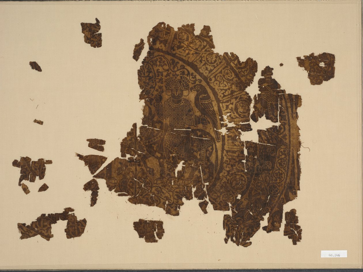 Silkefragment med falkoner, der rider på en tyr, 1000-1100-tallet. af Unbekannt