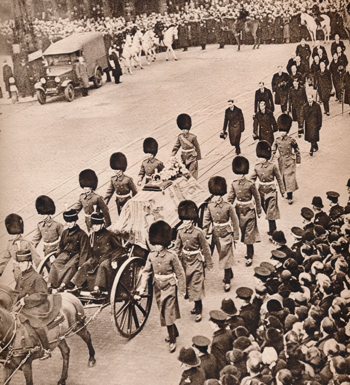 Simple Majesty: King Georges kiste, dækket af Royal Standard, 1936 af Unbekannt