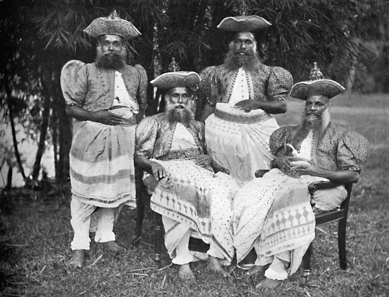 Singhalesiske mænd af høj rang, 1902 af Unbekannt