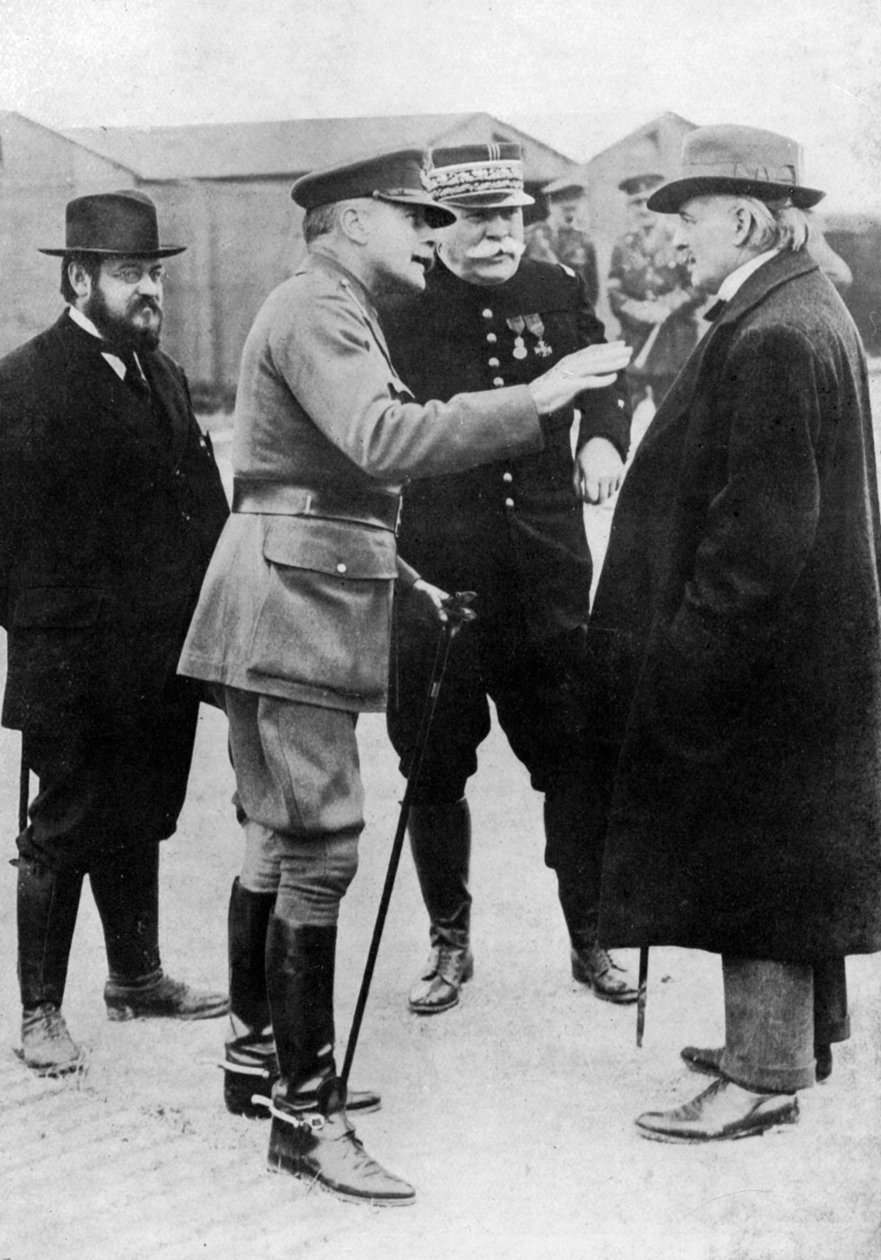 Sir Douglas Haig understreger et punkt ved fronten, Frankrig, Første Verdenskrig, 1916-1918, c1920 af Unbekannt