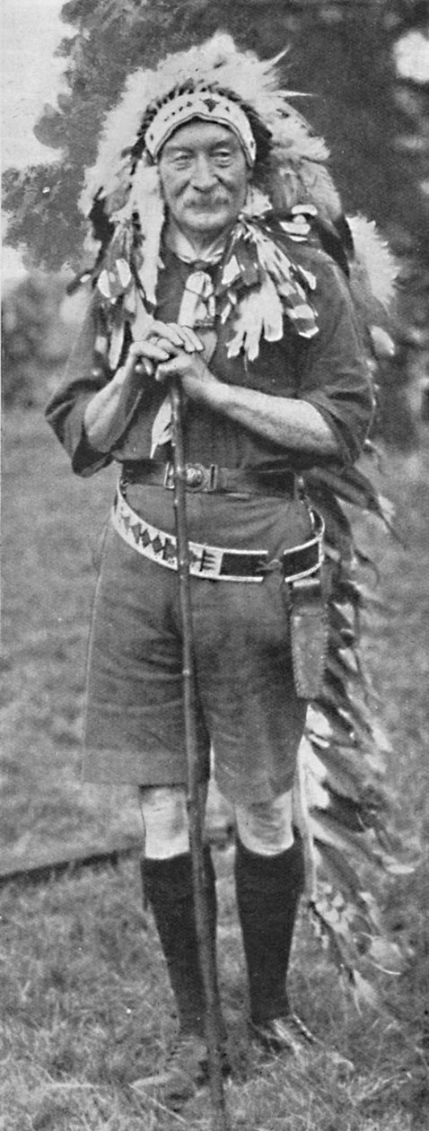 Sir Robert Baden-Powell, klædt i en rød indianerstammes kjole, c1925. af Unbekannt