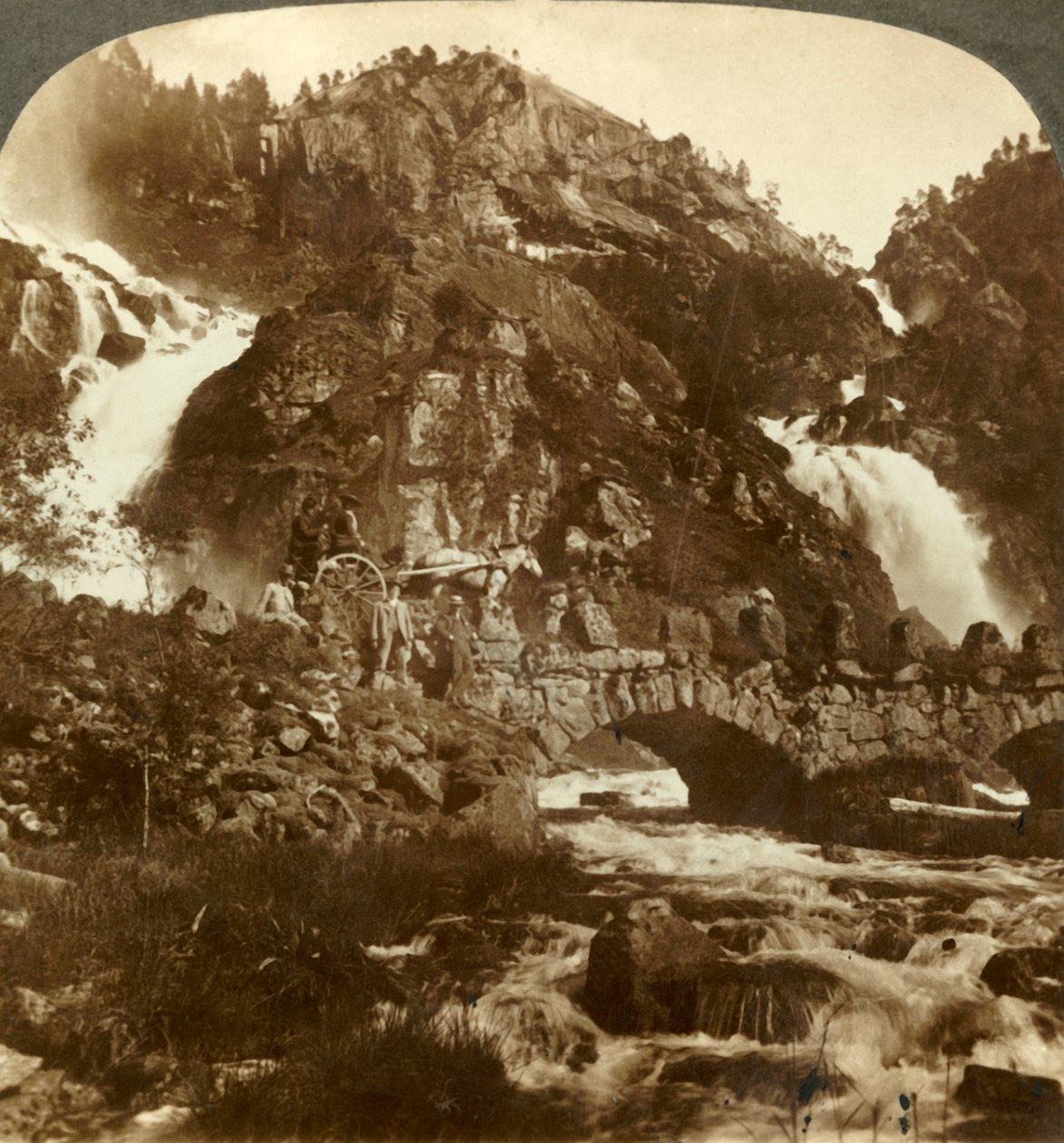 Skarafos og Lotefos springer over klipper, Vestnorge, c1905. af Unbekannt