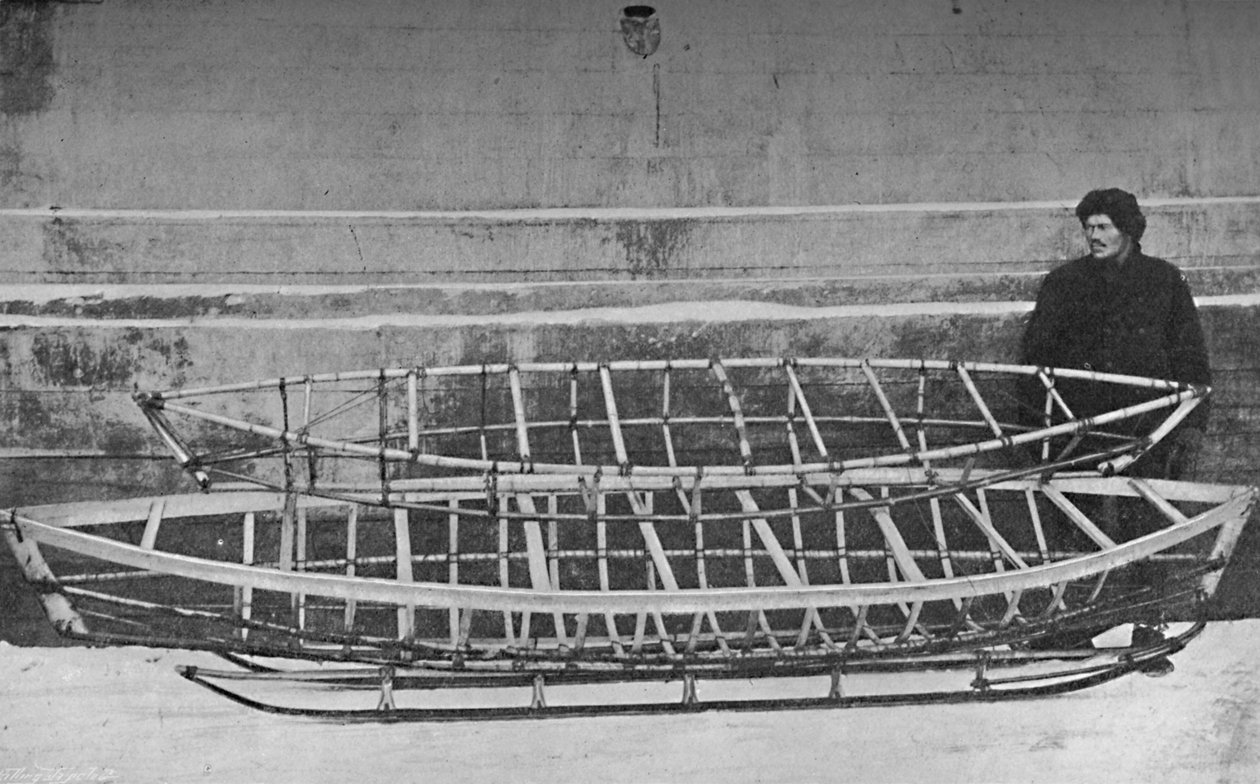 Skeletter eller kajak til enmands bambus og dobbeltkajak, liggende på en håndslæde, 1894, 1897 af Unbekannt