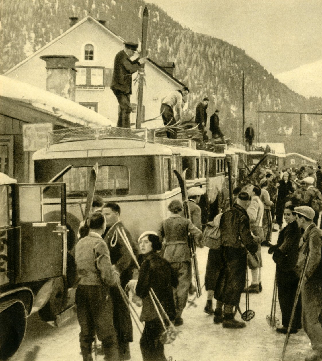 Skiløbere ankommer til St Anton am Arlberg, Østrig, c1935. af Unbekannt