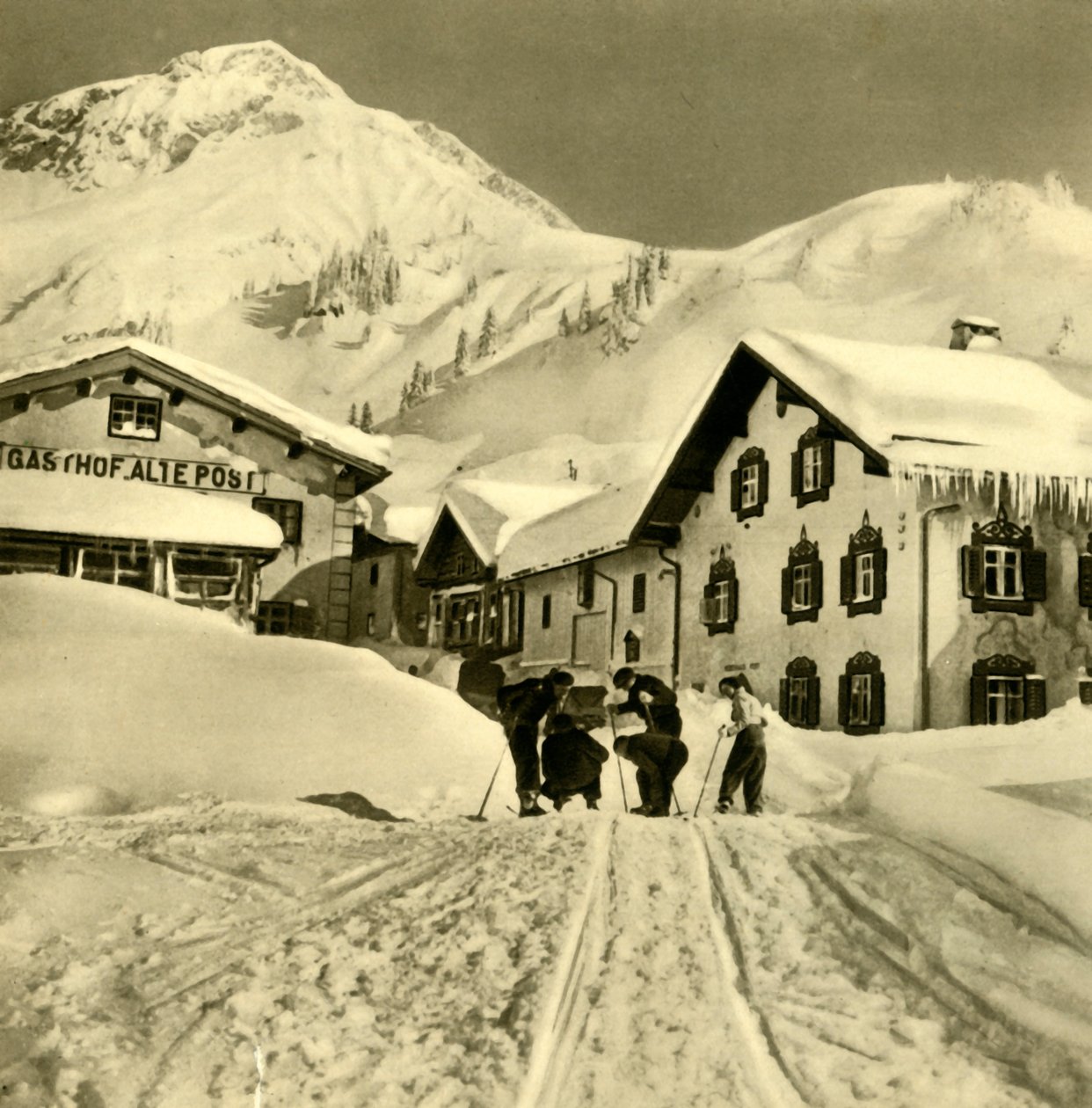 Skiløbere ved Stuben am Arlberg, Vorarlberg, Østrig, c1935. af Unbekannt