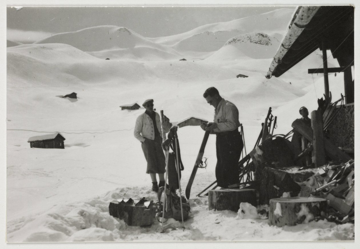 Skiløbere uden for en hytte, ca 1930 af Unbekannt