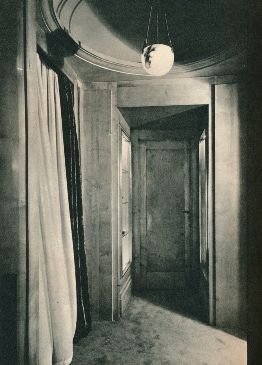 Lille vestibule med skabe i White Sycamore, c1925 af Unbekannt
