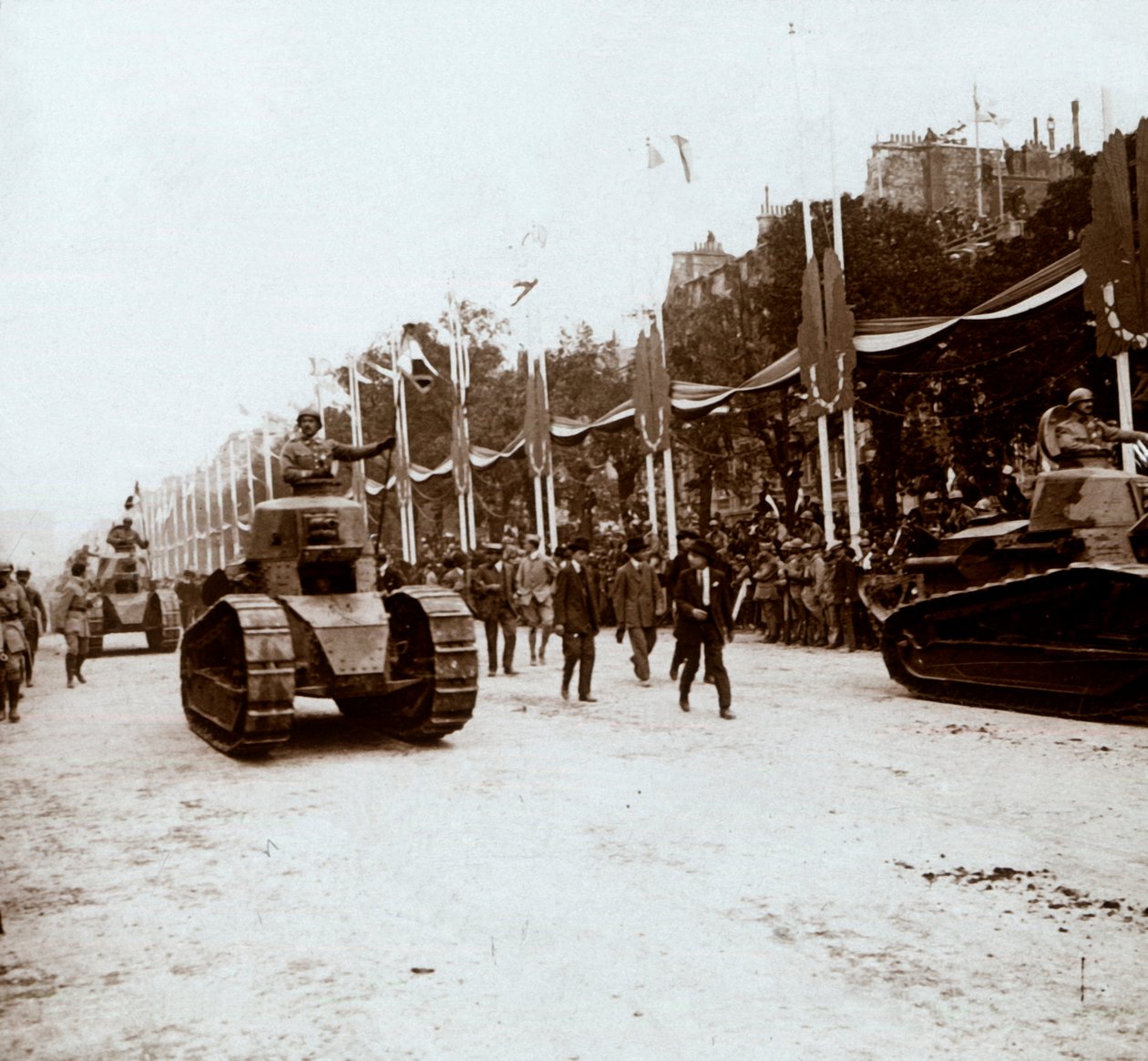 Små kampvogne, sejrsparade, Paris, Frankrig, c1918-c1919 af Unbekannt