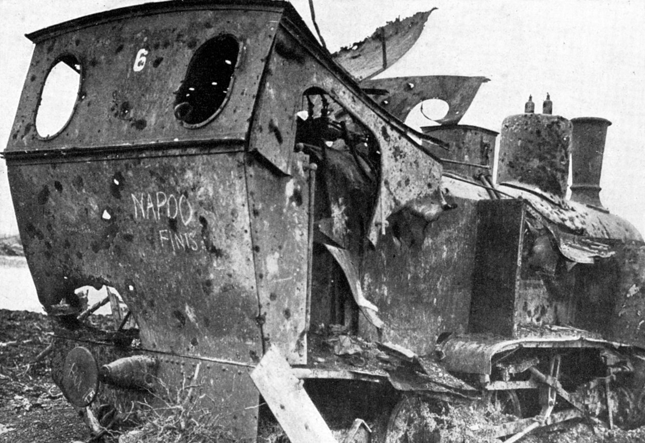 Smadret lokomotiv ved Peronne, Frankrig, Første Verdenskrig, 1917, c1920 af Unbekannt