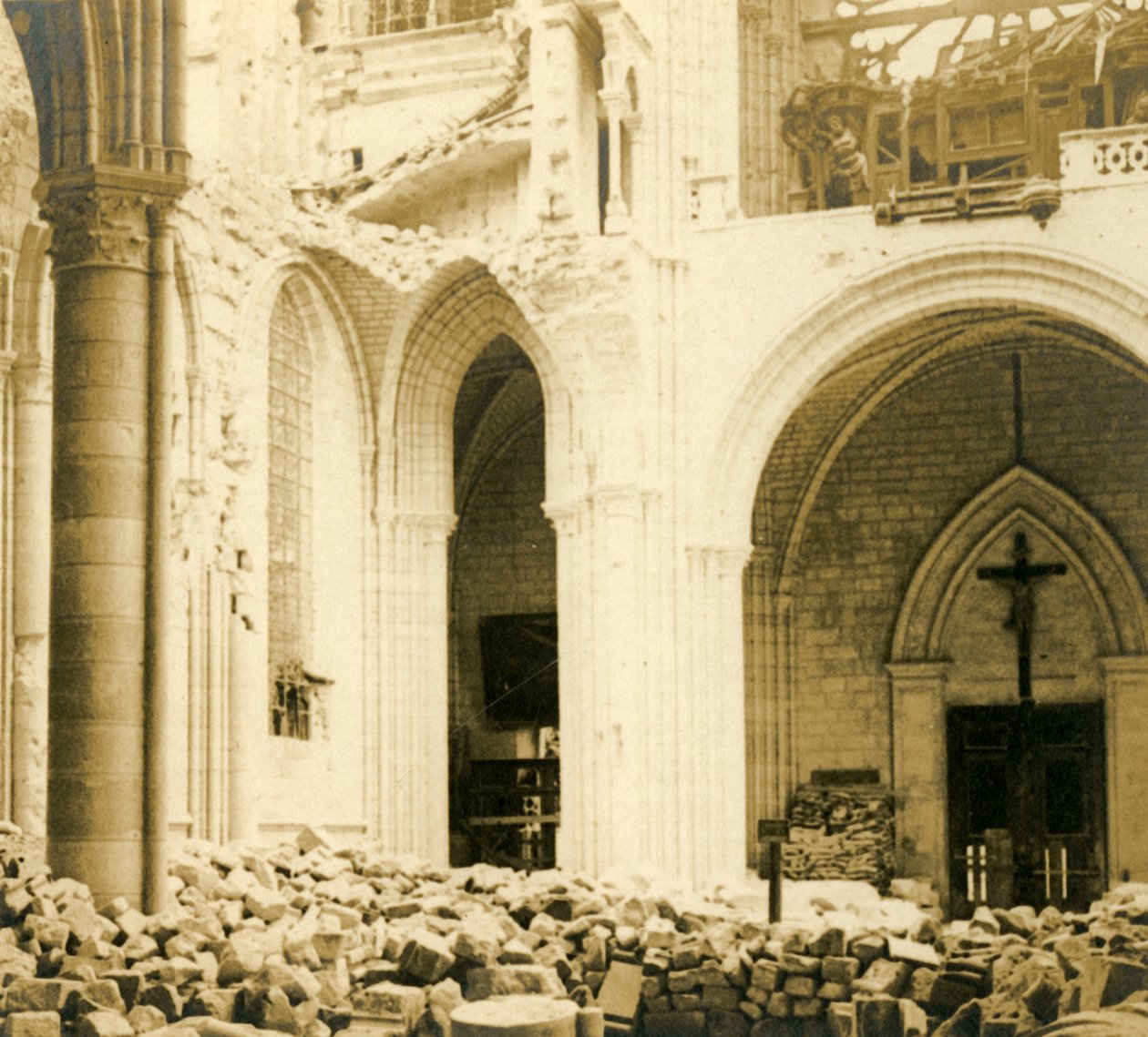 Soissons-katedralen, Soissons, Nordfrankrig, c1914-c1918 af Unbekannt