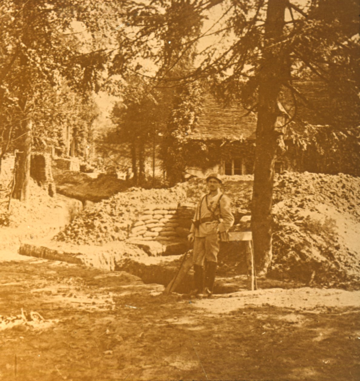 Soldat uden for skyttegraven, Bois des Loges, Nordfrankrig, c1914-c1918 af Unbekannt