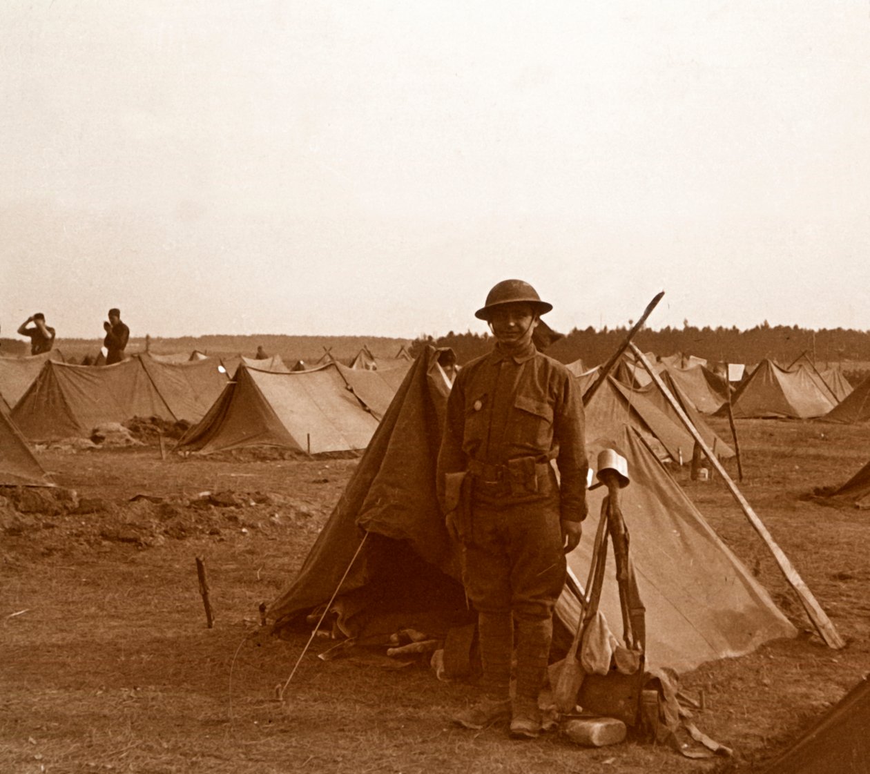 Soldat stående ved telt, amerikansk lejr, Melette, Frankrig, c1914-c1918. af Unbekannt