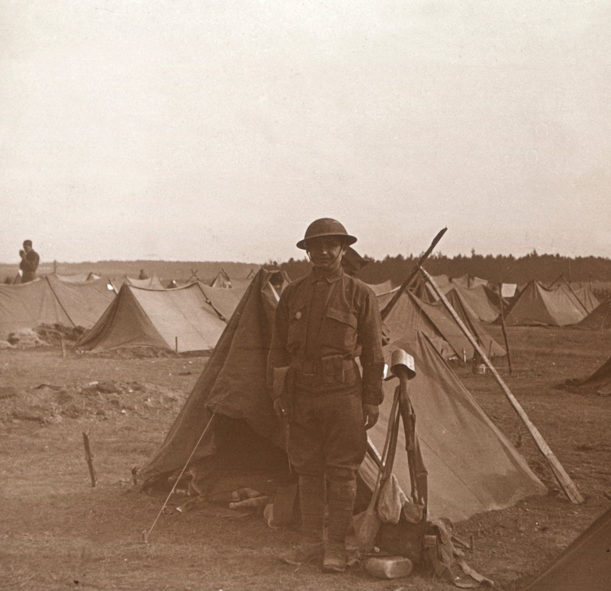 Soldat stående ved telt, amerikansk lejr, Melette, Frankrig, c1914-c1918. af Unbekannt