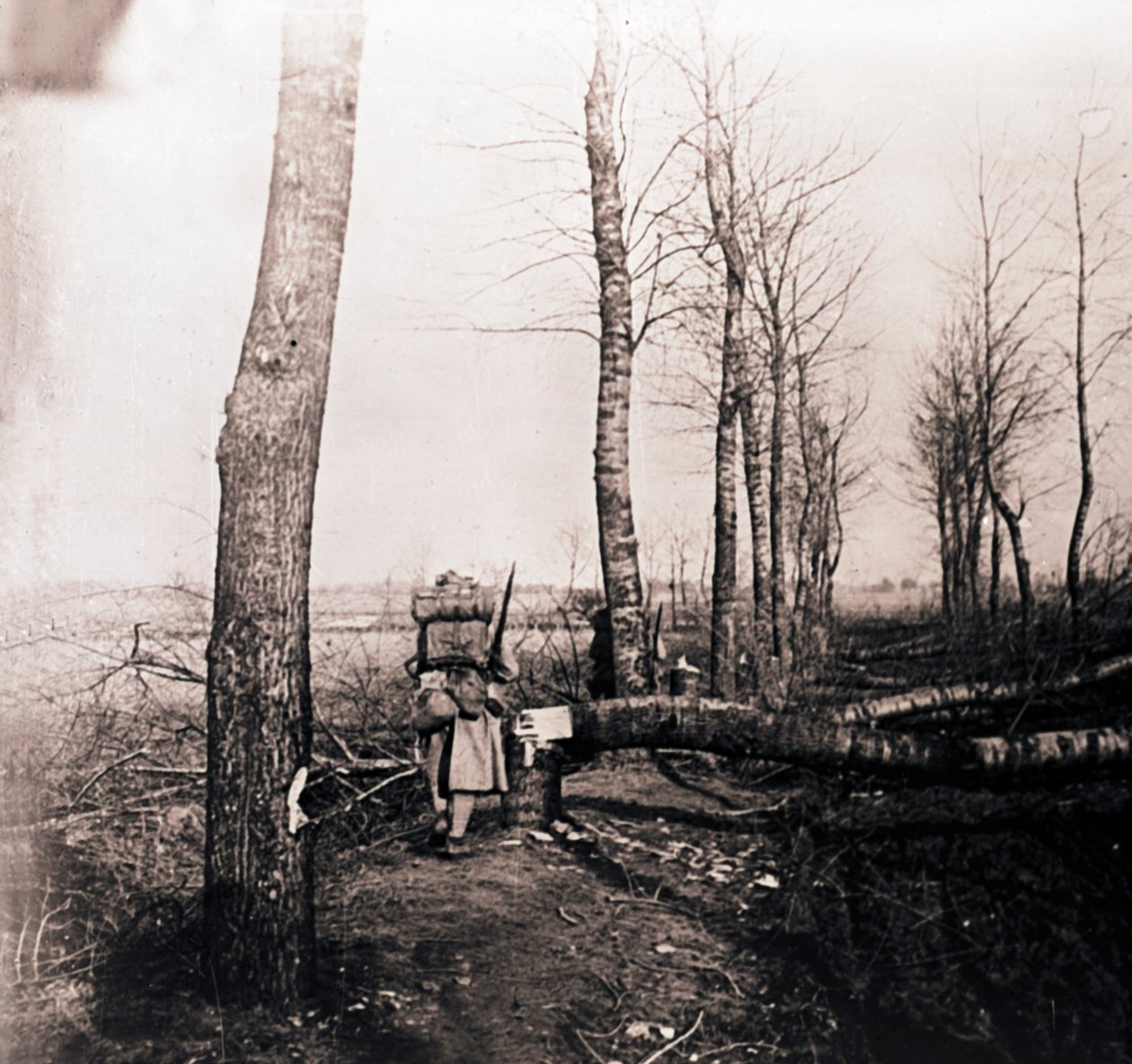Soldat med pakning på ryggen, c1914-c1918 af Unbekannt