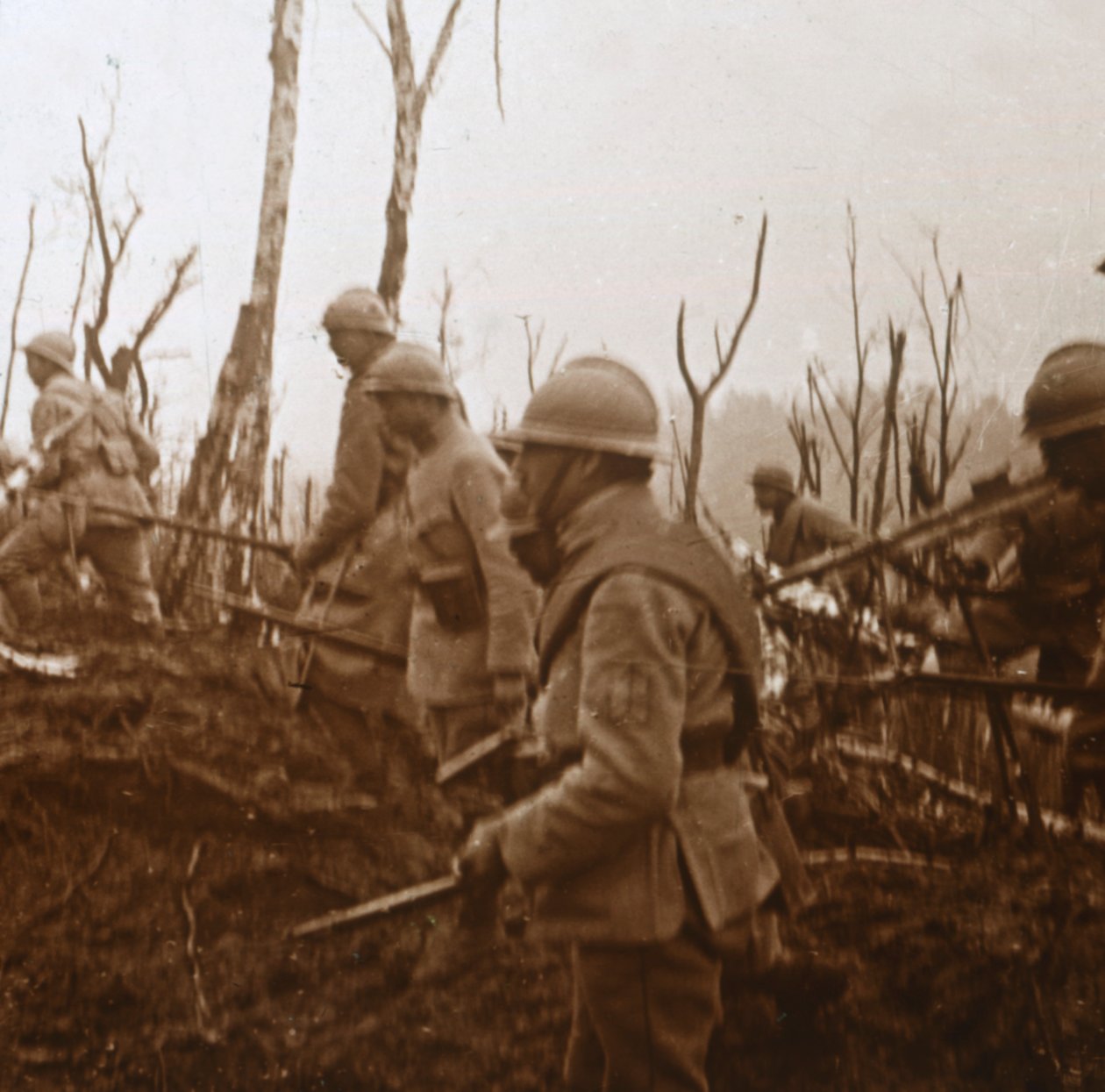 Soldater rykker frem, c1914-c1918 af Unbekannt