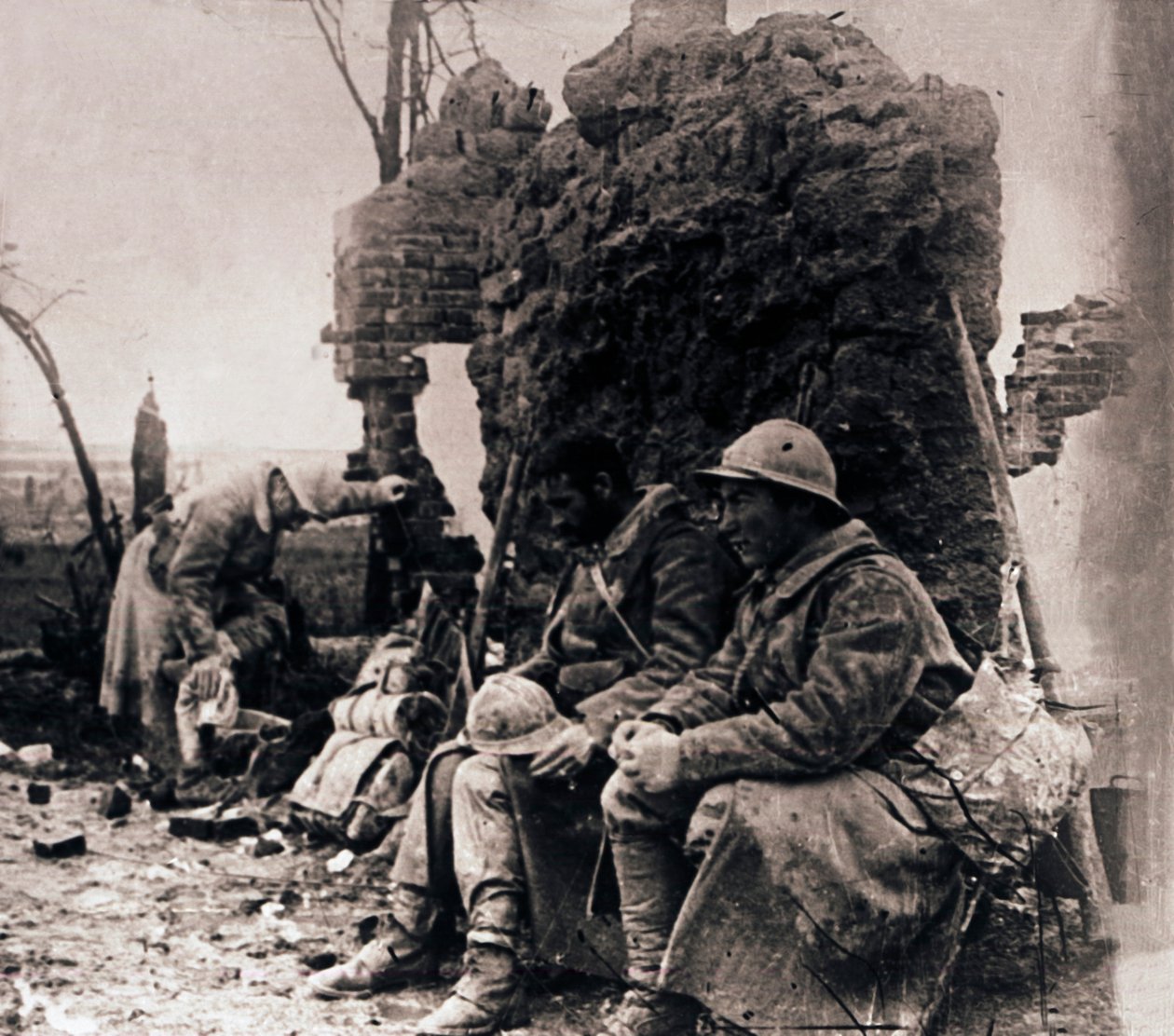 Soldater blandt ruiner, c1914-c1918 af Unbekannt