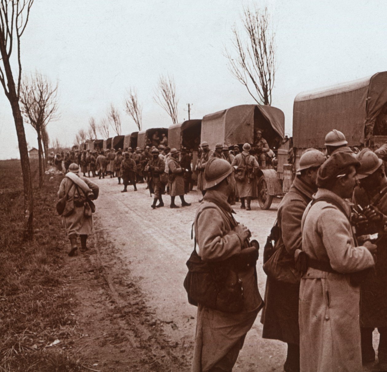Soldater og kolonne af lastbiler på Voice Sacrée, Verdun, Nordfrankrig, c1914-c1918 af Unbekannt