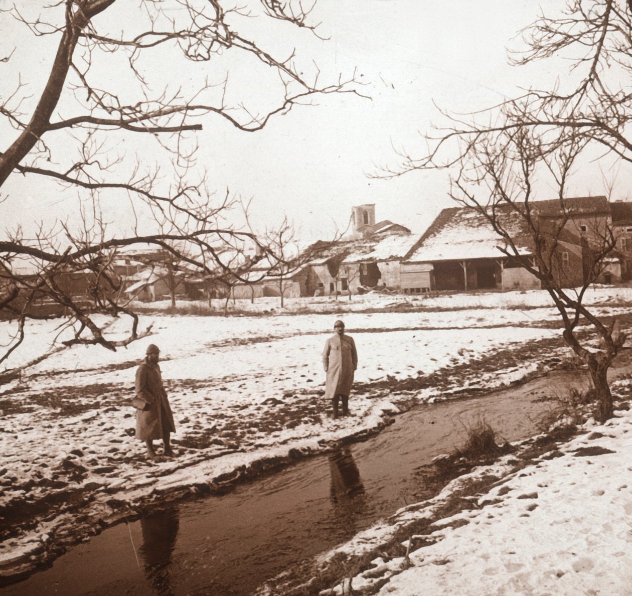 Soldater ved en flod, Bernecourt, Nordfrankrig, c1914-c1918 af Unbekannt