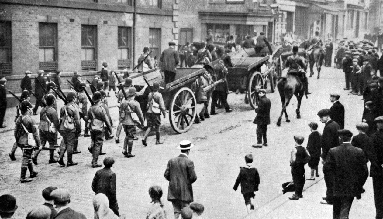 Soldater, der konvojerer kulvogne under strejken, Sheffield, c1920 af Unbekannt