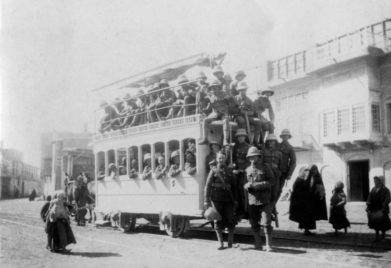 Soldater fra East Surrey-regimentet i Kazimain, på vej til Bagdad, Irak, 1917-1919 af Unbekannt