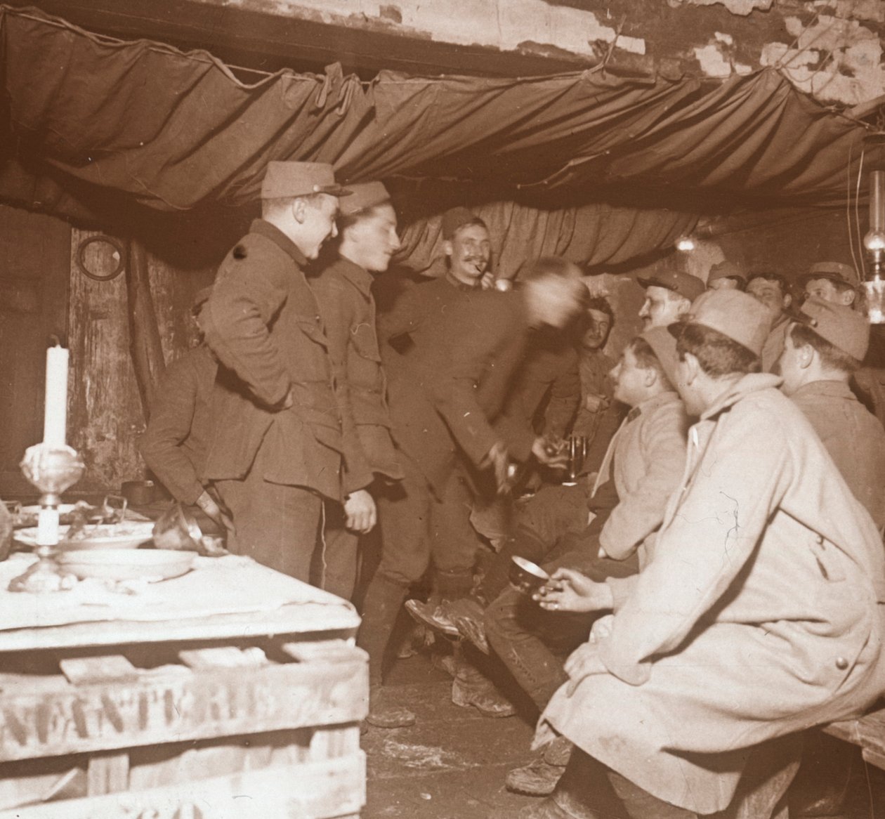 Soldater i et krisecenter, Genicourt, Nordfrankrig, c1914-c1918 af Unbekannt