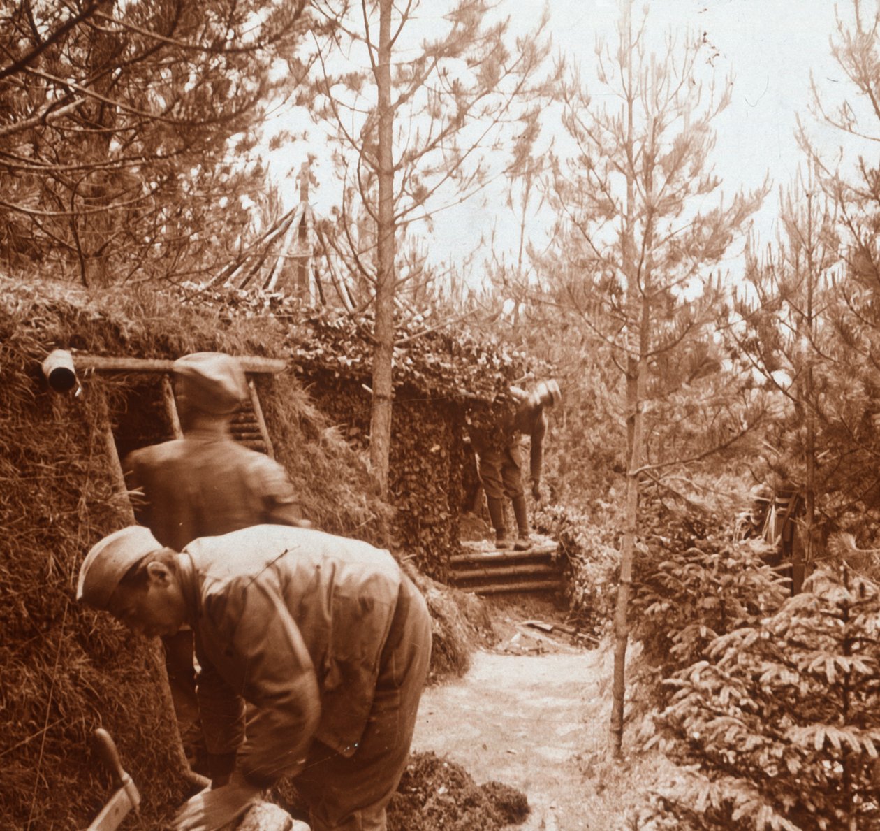 Soldater i jorddækkede krisecentre, Genicourt, Nordfrankrig, c1914-c1918 af Unbekannt