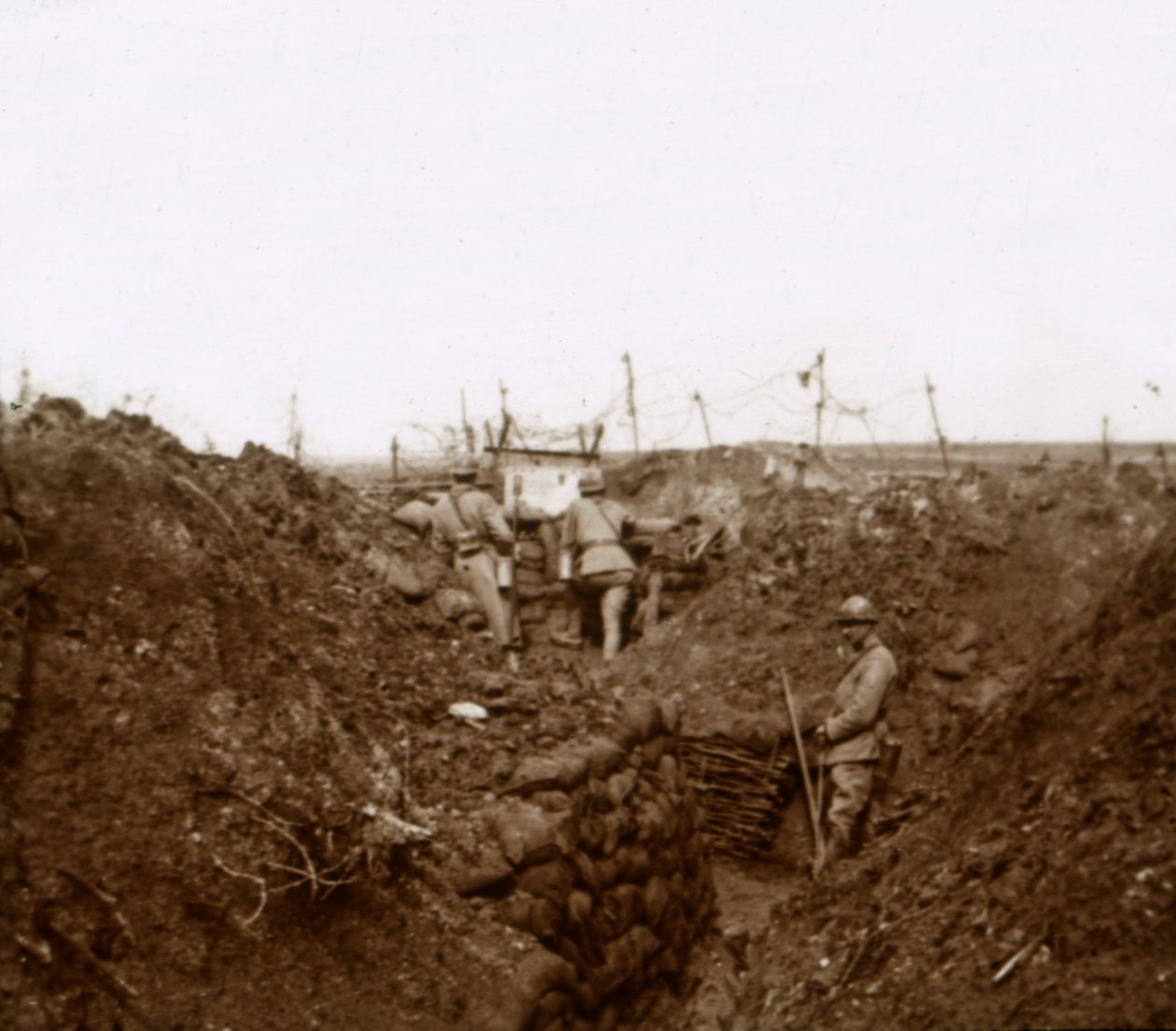 Soldater i skyttegravene, Massiges, Nordfrankrig, c1914-c1918 af Unbekannt