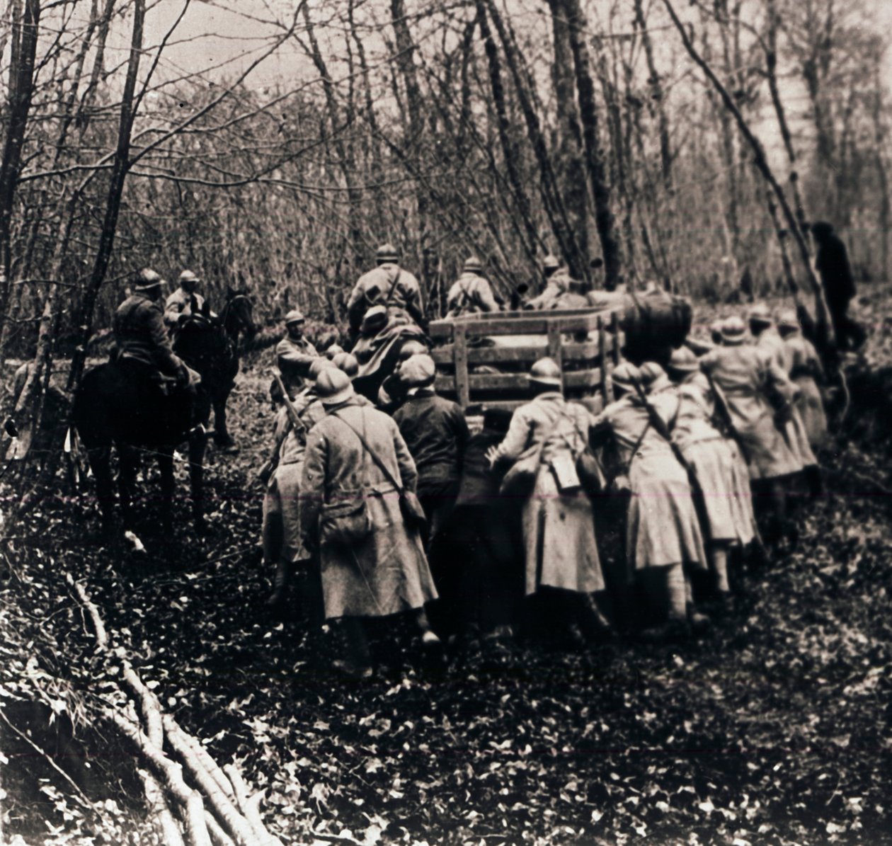 Soldater i skoven, c1914-c1918 af Unbekannt