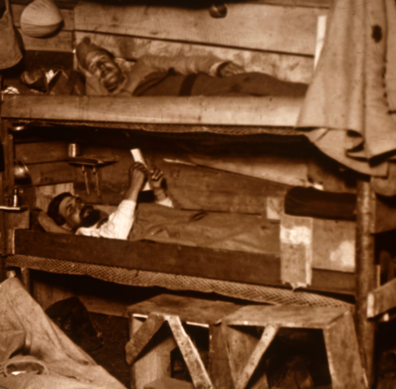 Soldater i trækøjer, c1914-c1918 af Unbekannt