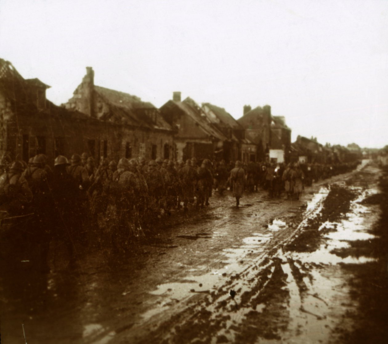 Soldater marcherer forbi udbombede huse, Champagne, Nordfrankrig, c1914-c1918 af Unbekannt
