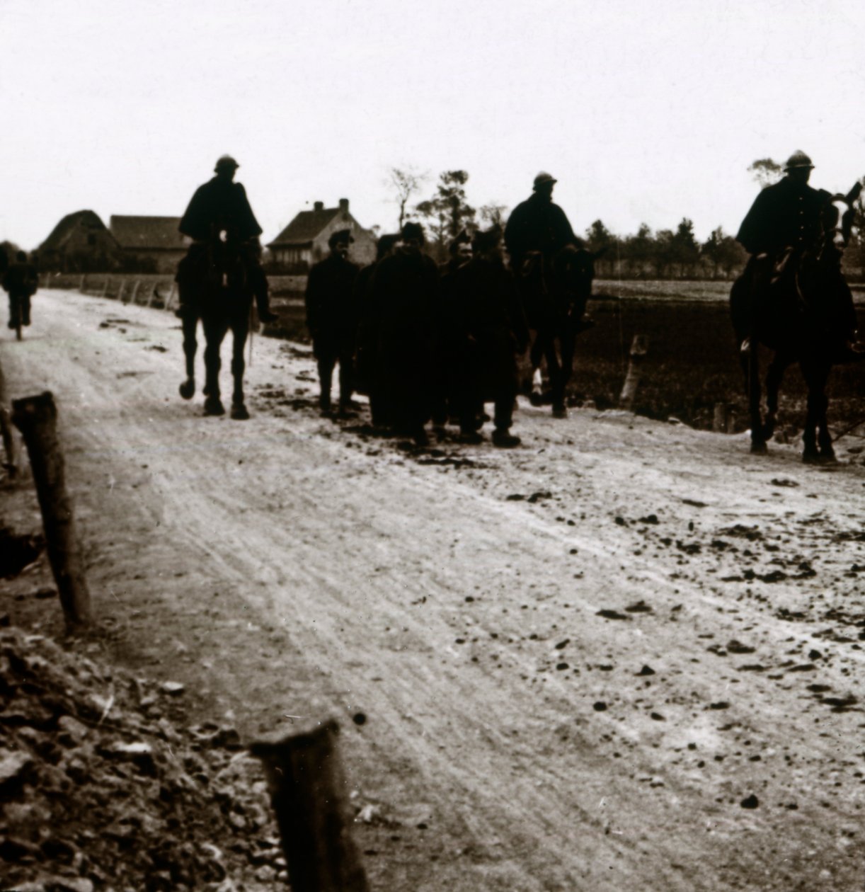 Soldater på en vej, c1914-c1918 af Unbekannt