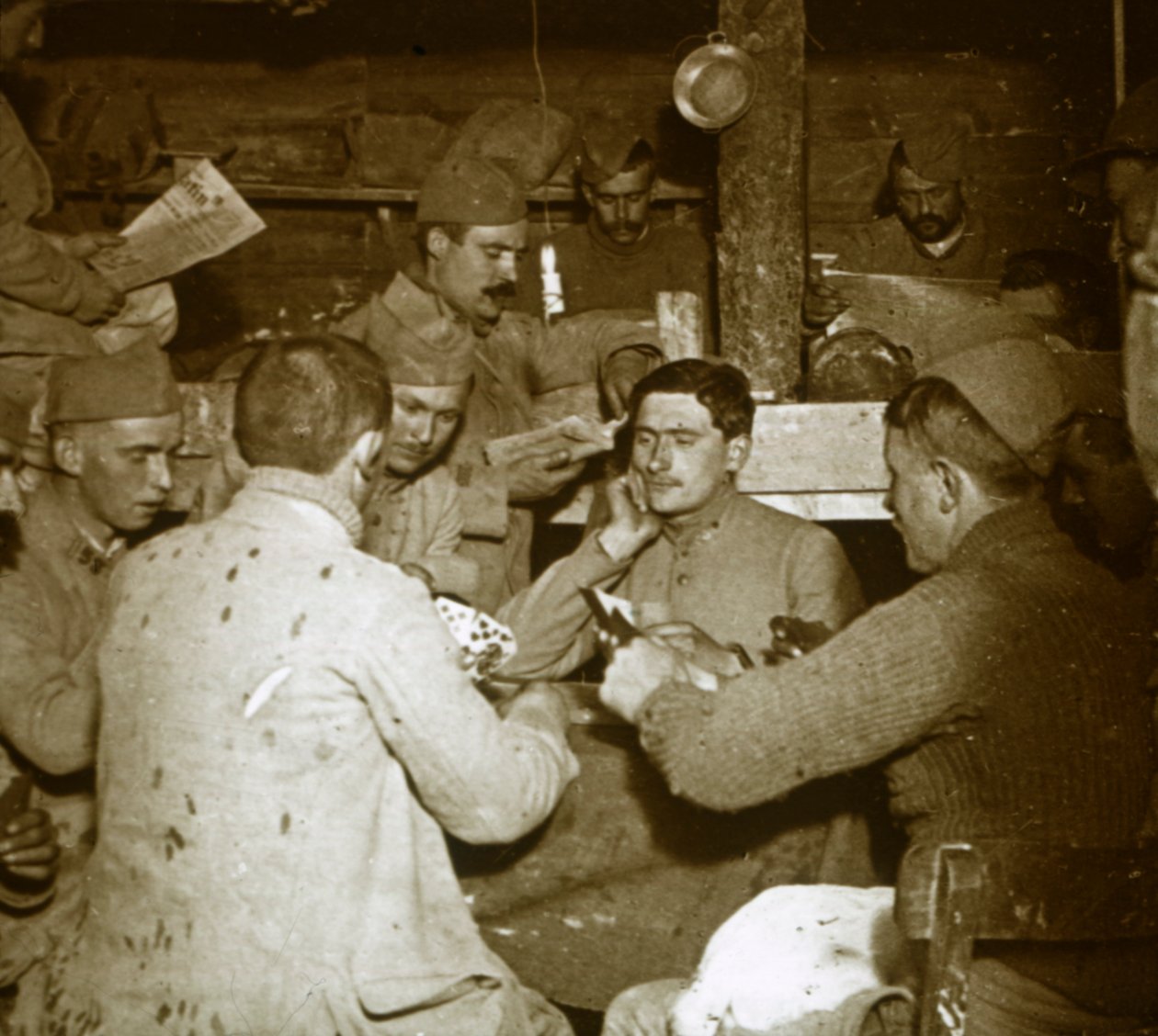 Soldater, der spiller Manille [kortspil] i skyttegravene, c1914-c1918 af Unbekannt