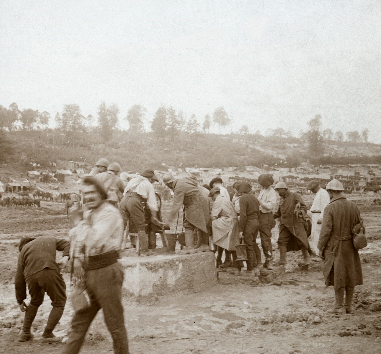 Soldater i kø i mudderet efter vand, Genicourt, Nordfrankrig, c1914-c1918 af Unbekannt