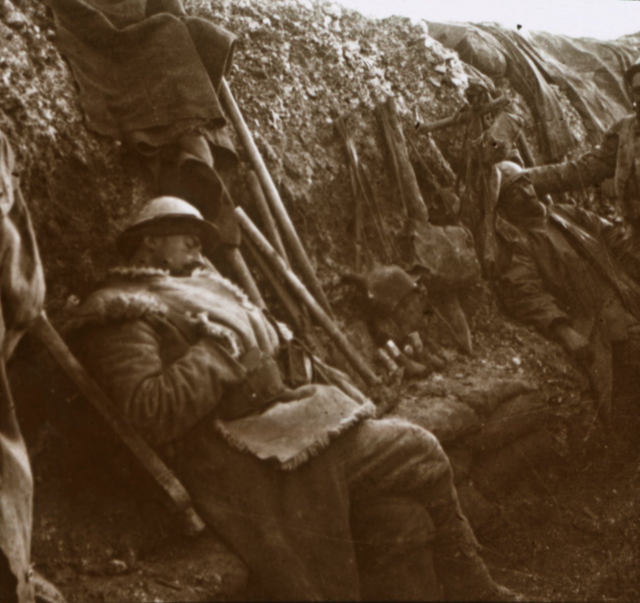 Soldater hviler i skyttegrave, c1914-c1918 af Unbekannt
