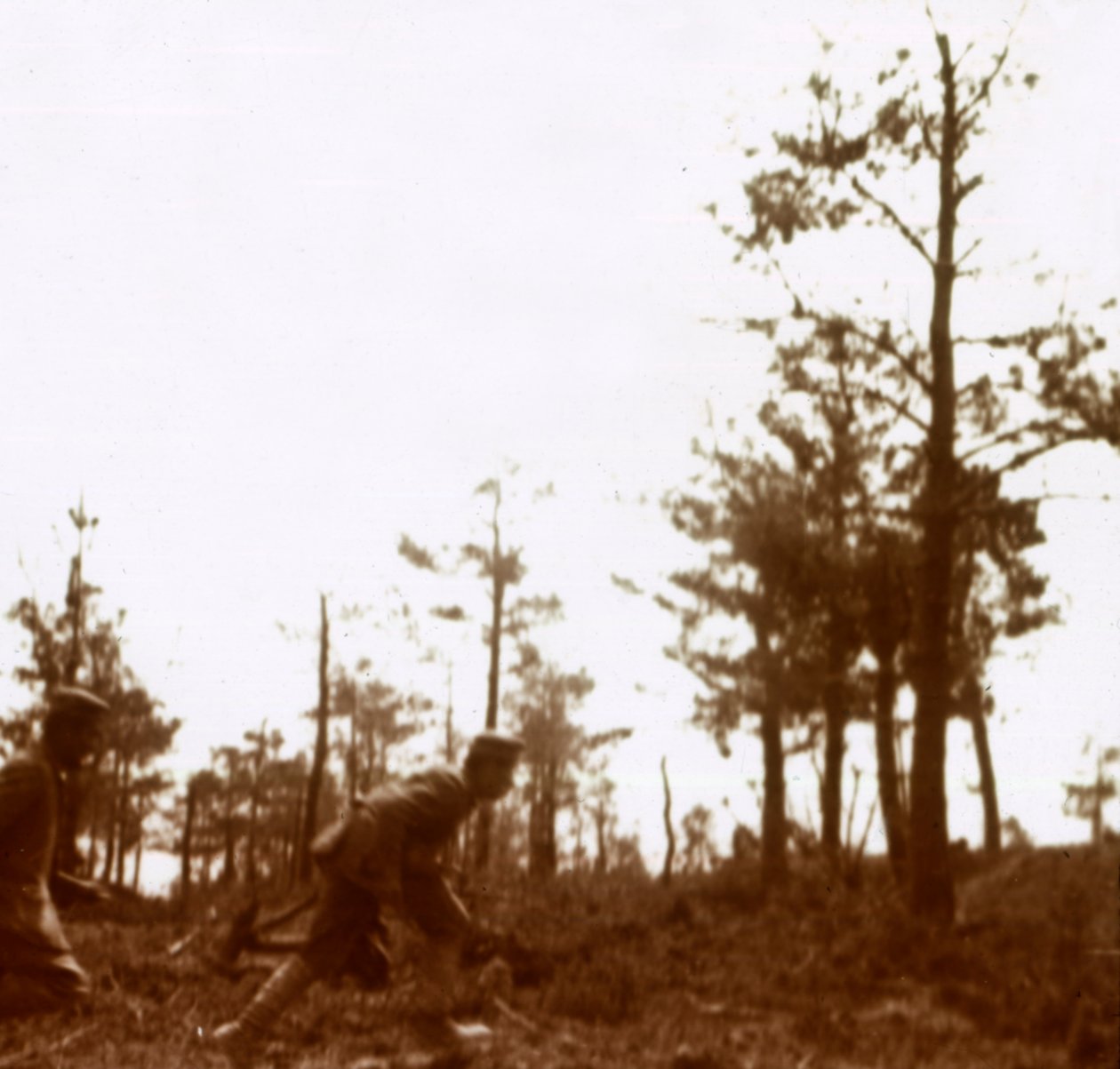 Soldater, der løber på slagmarken, c1914-c1918 af Unbekannt
