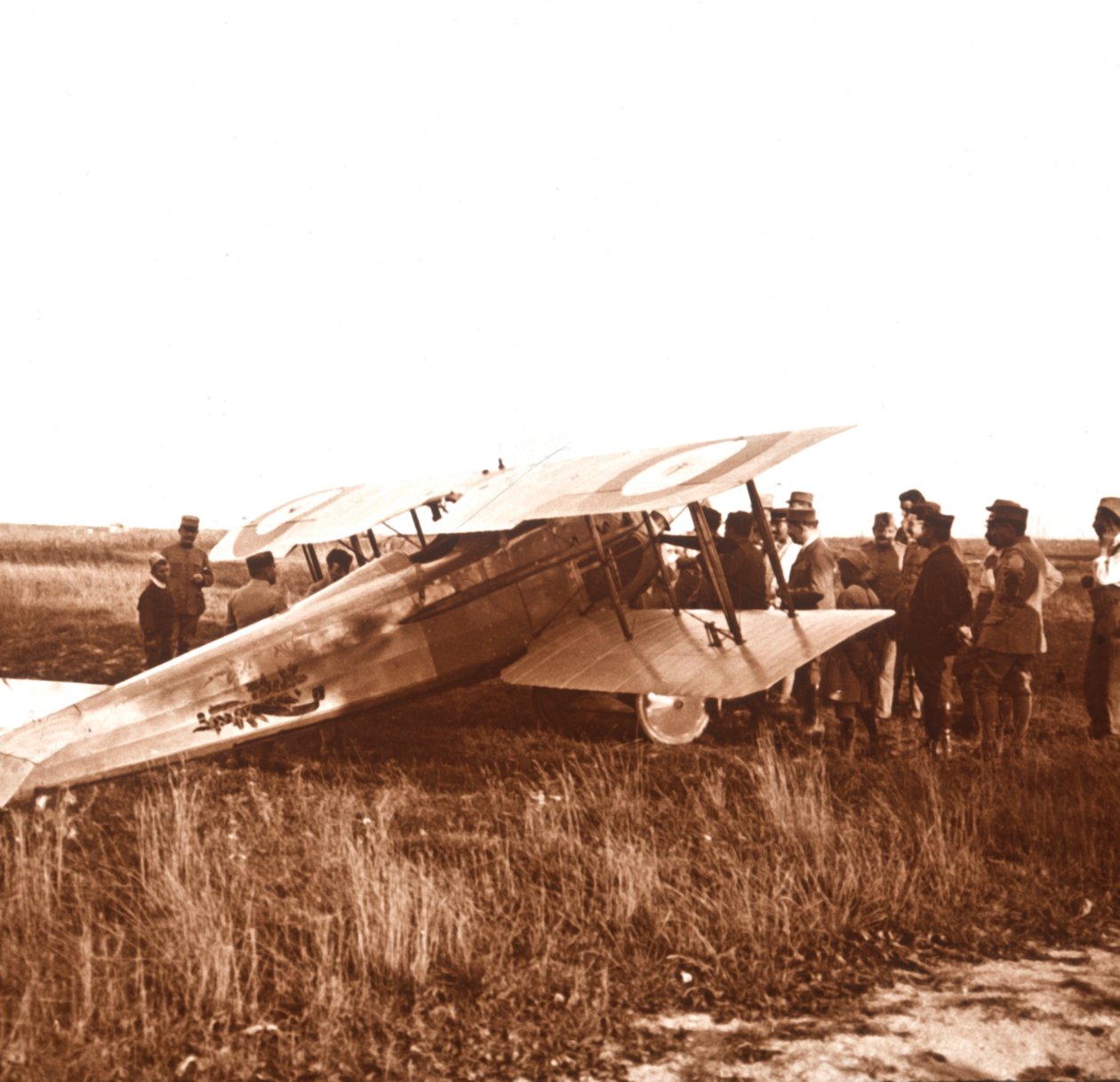 Soldater omkring biplan, Somme, Nordfrankrig, c1914-c1918 af Unbekannt